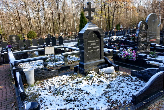 Памятник из чёрного гранита с резным арочным сводом